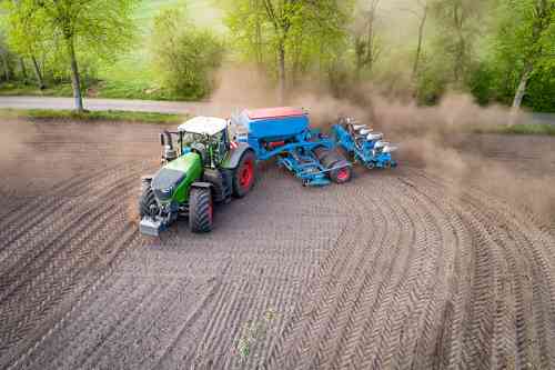 © Countrypixel - stock.adobe.com Acker mit Traktor